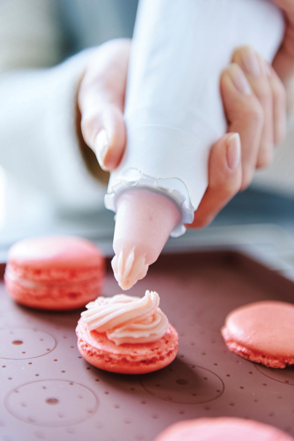 Tupperware Piping Bag With 5 Decorating Nozzles