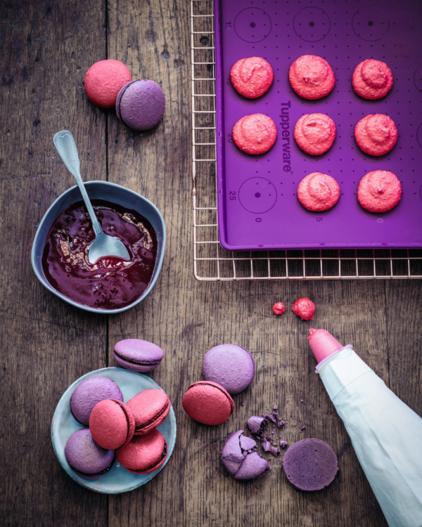 Tupperware Piping Bag With 5 Decorating Nozzles