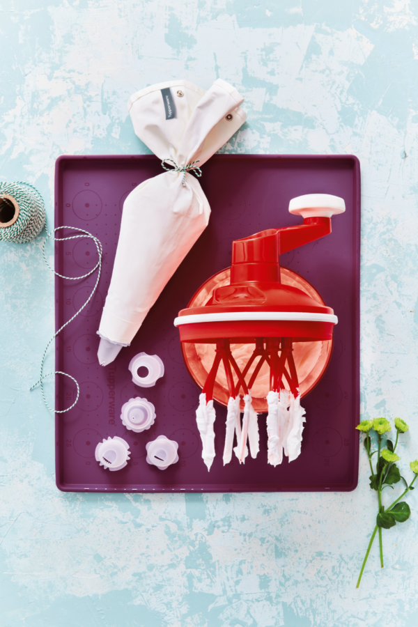 Tupperware Piping Bag With 5 Decorating Nozzles