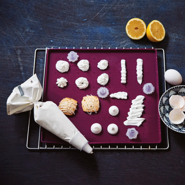 Tupperware Piping Bag With 5 Decorating Nozzles
